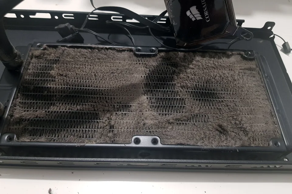 Dust-blocked liquid-cooling radiator removed from a PC